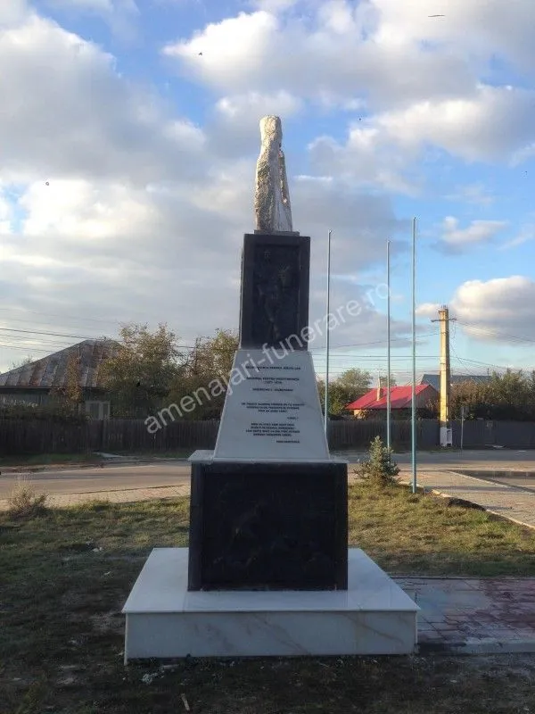 Monument cu statuie și placă gravată - executat în marmură și granit la amenajari-funerare.ro
