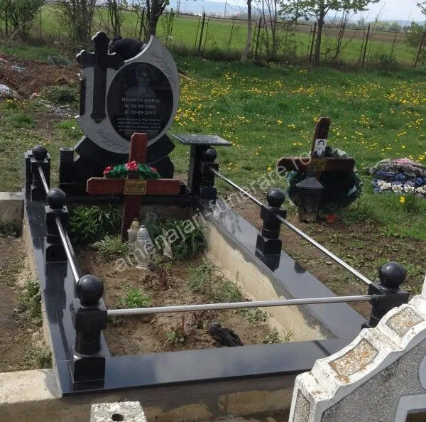 Cadru cu bordură și cruce centrală - executat în granit la amenajari-funerare.ro