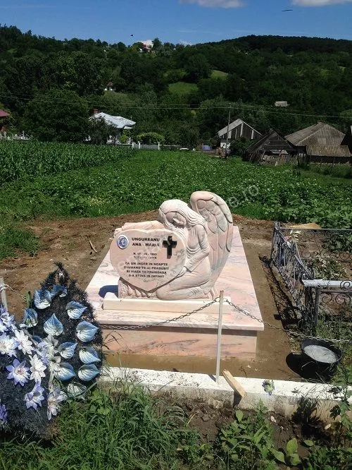 Monument cu îngeri și placă gravată - executat în marmură la amenajari-funerare.ro