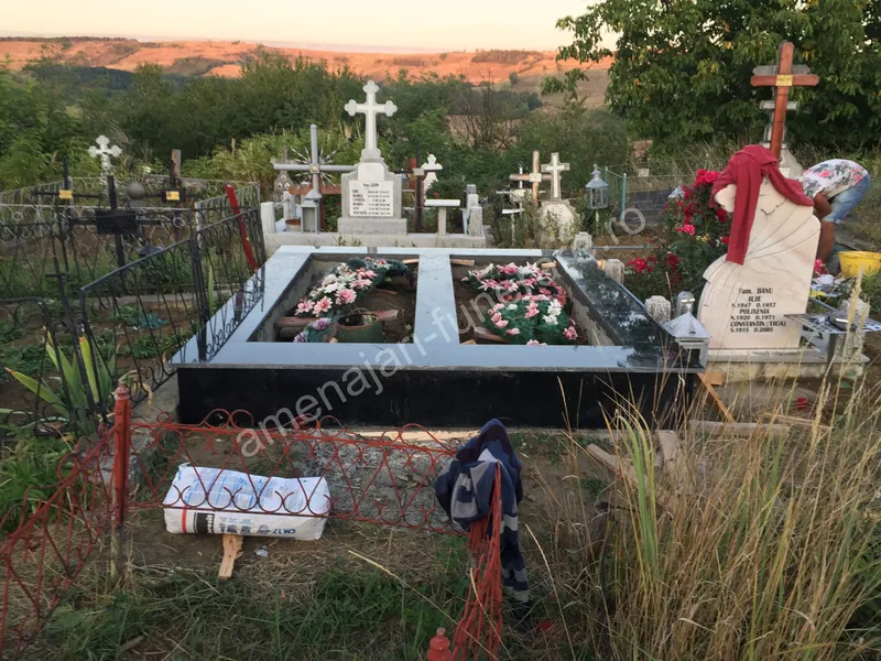 Cavou cu acoperiș dreptunghiular - executat în granit la amenajari-funerare.ro