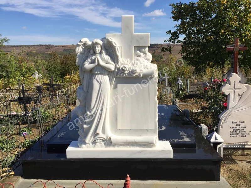 Monument cu înger și cruce - executat în marmură la amenajari-funerare.ro