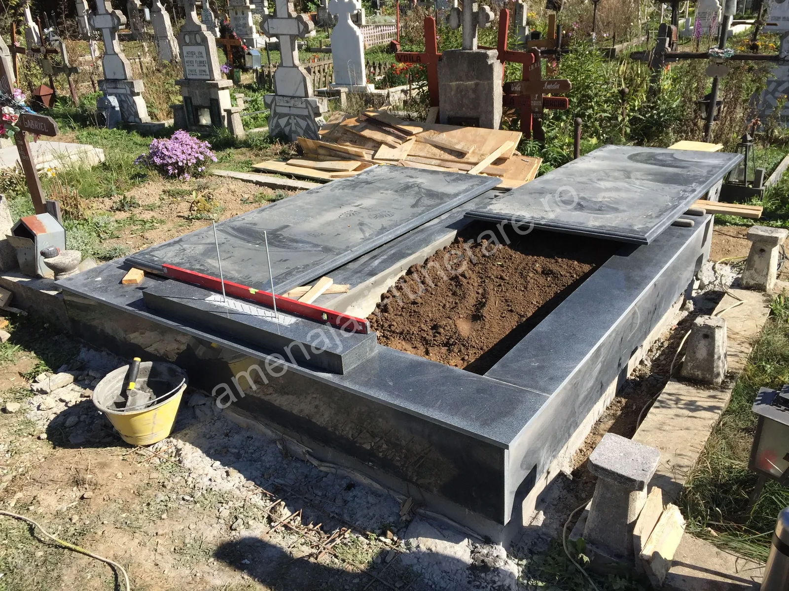 Cavou cu acoperiș plat - executat în granit la amenajari-funerare.ro