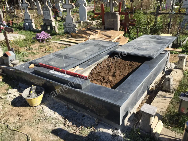 Cavou cu acoperiș plat - executat în granit la amenajari-funerare.ro