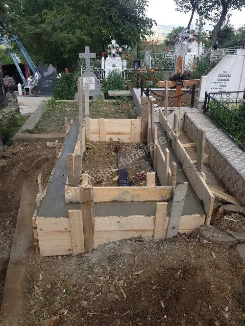 Cavou în construcție cu pereți din beton - executat în marmură și granit la amenajari-funerare.ro