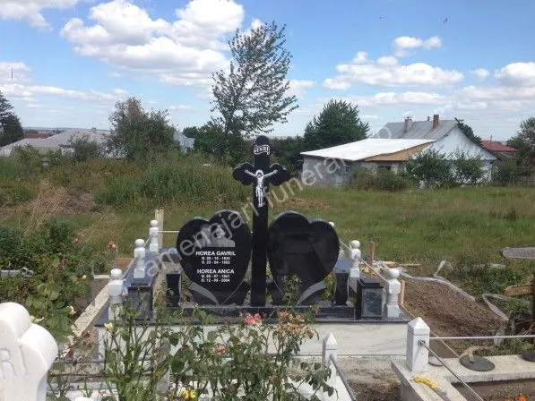 Monument cu cruce și inimă sculptată - executat în granit la amenajari-funerare.ro