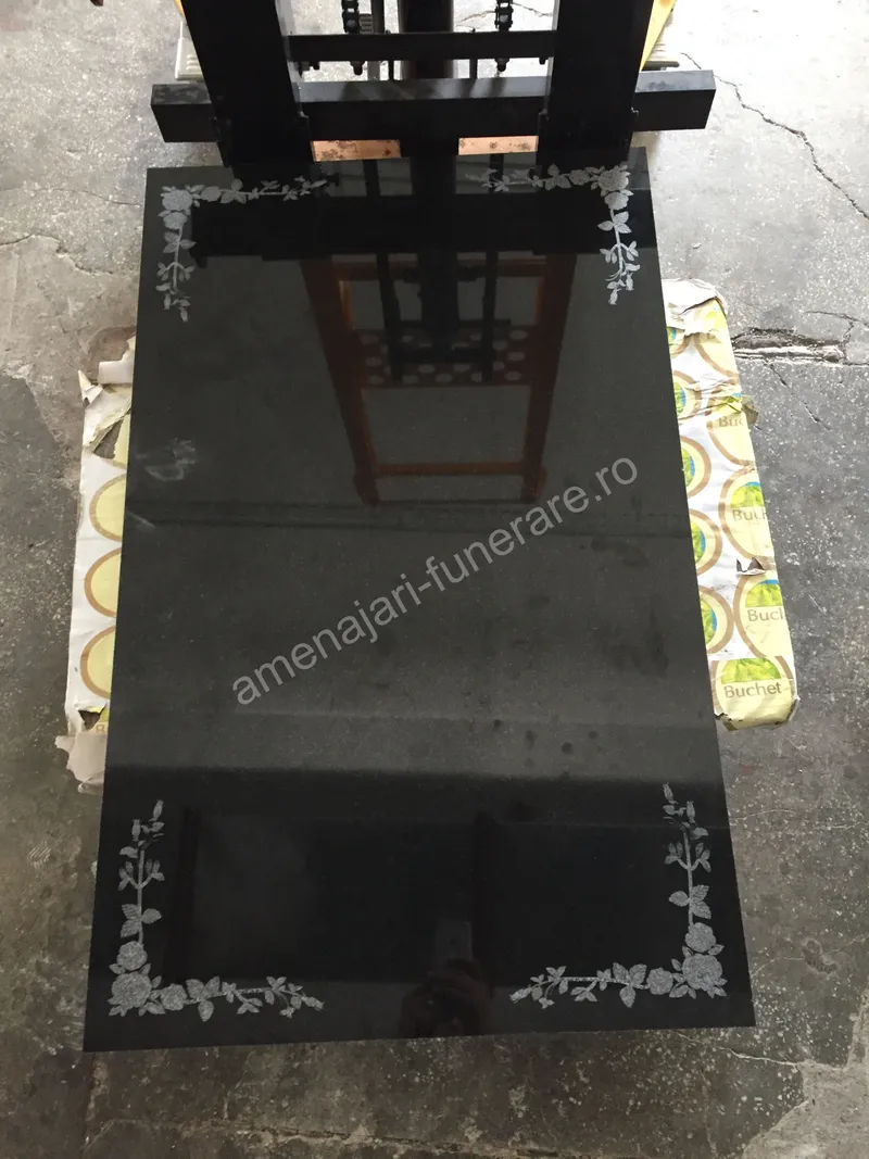 Cadru simplu cu ornamente florale - executat în granit la amenajari-funerare.ro