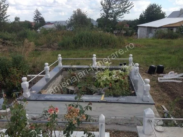 Cavou cu pereți și acoperiș - executat în marmură și granit la amenajari-funerare.ro