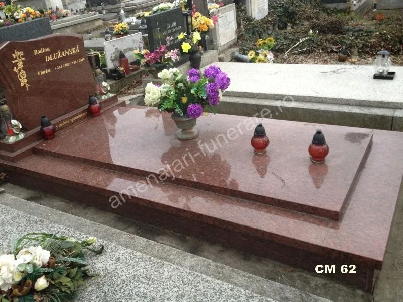Cadru cu placă centrală și vaze - executat în granit la amenajari-funerare.ro