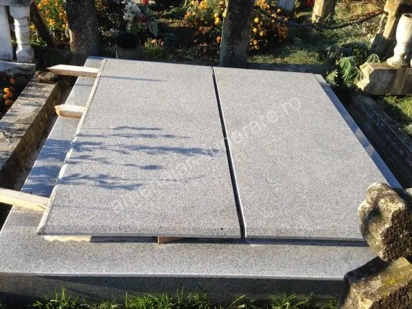 Cadru simplu pentru mormânt - executat în granit la amenajari-funerare.ro