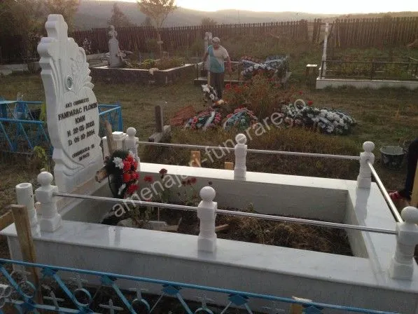 Cavou cu acoperiș plat și ornamente - executat în marmură la amenajari-funerare.ro