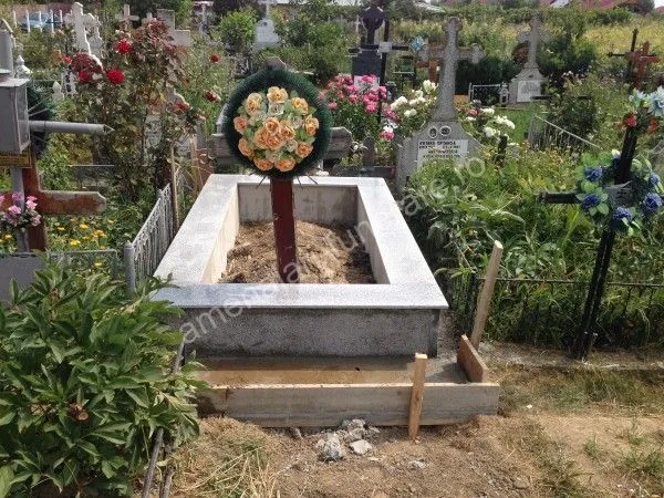 Cavou cu flori sculptate - executat în granit la amenajari-funerare.ro