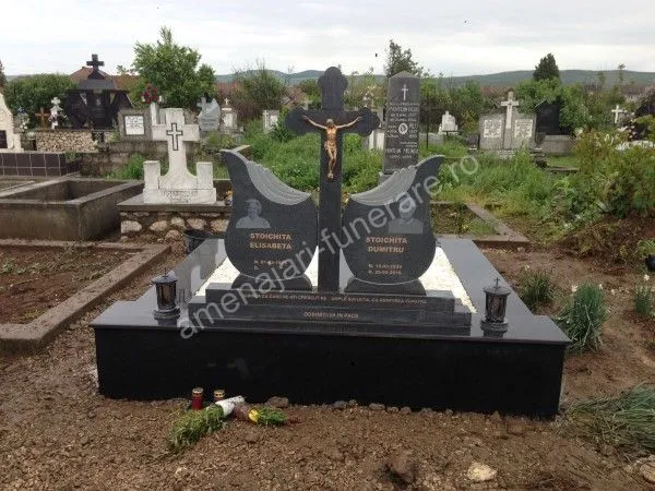 Monument dublu cu cruce și placă gravată - executat în granit la amenajari-funerare.ro