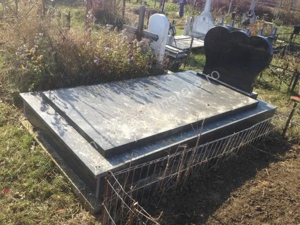 Cadru simplu pentru mormânt - executat în granit la amenajari-funerare.ro