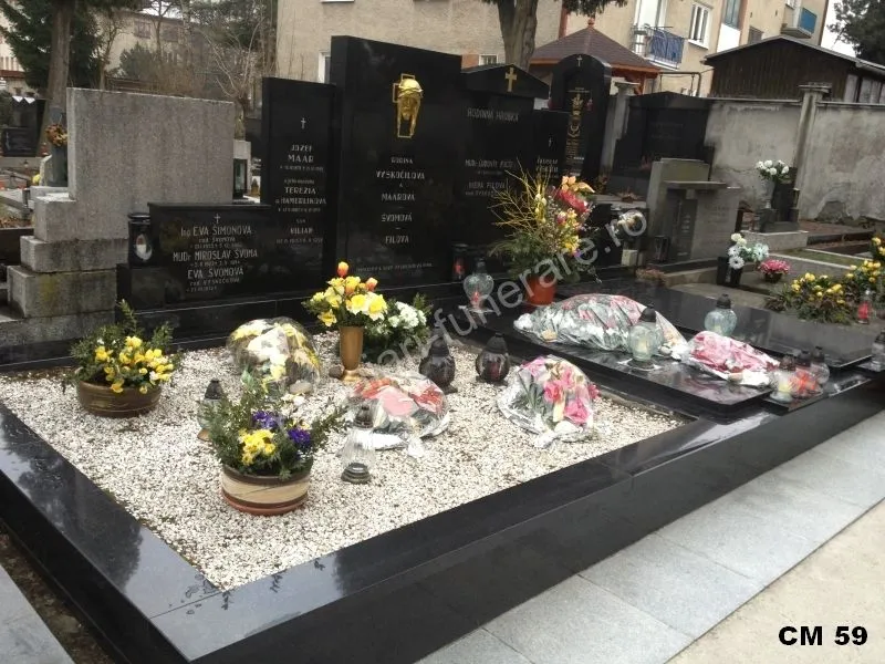Cadru elegant cu flori și accesorii - executat în granit la amenajari-funerare.ro