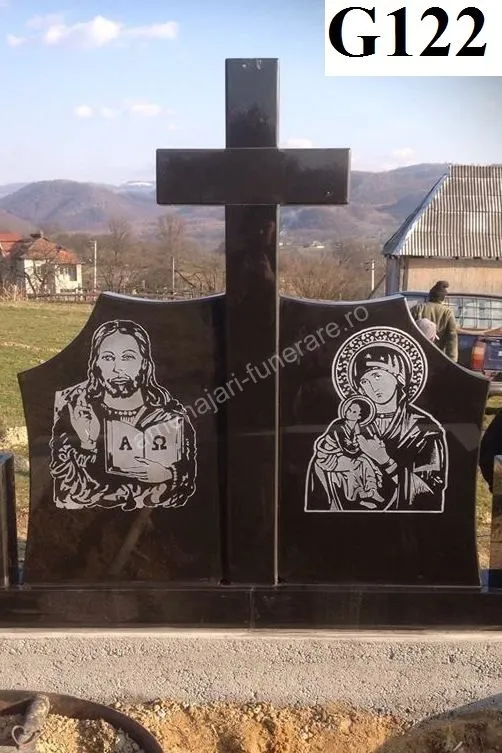 Monument cu cruce și portrete gravate - executat în granit la amenajari-funerare.ro