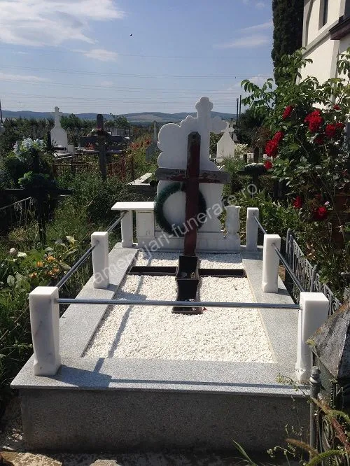 Cavou cu acoperiș și cruce centrală - executat în marmură și granit la amenajari-funerare.ro
