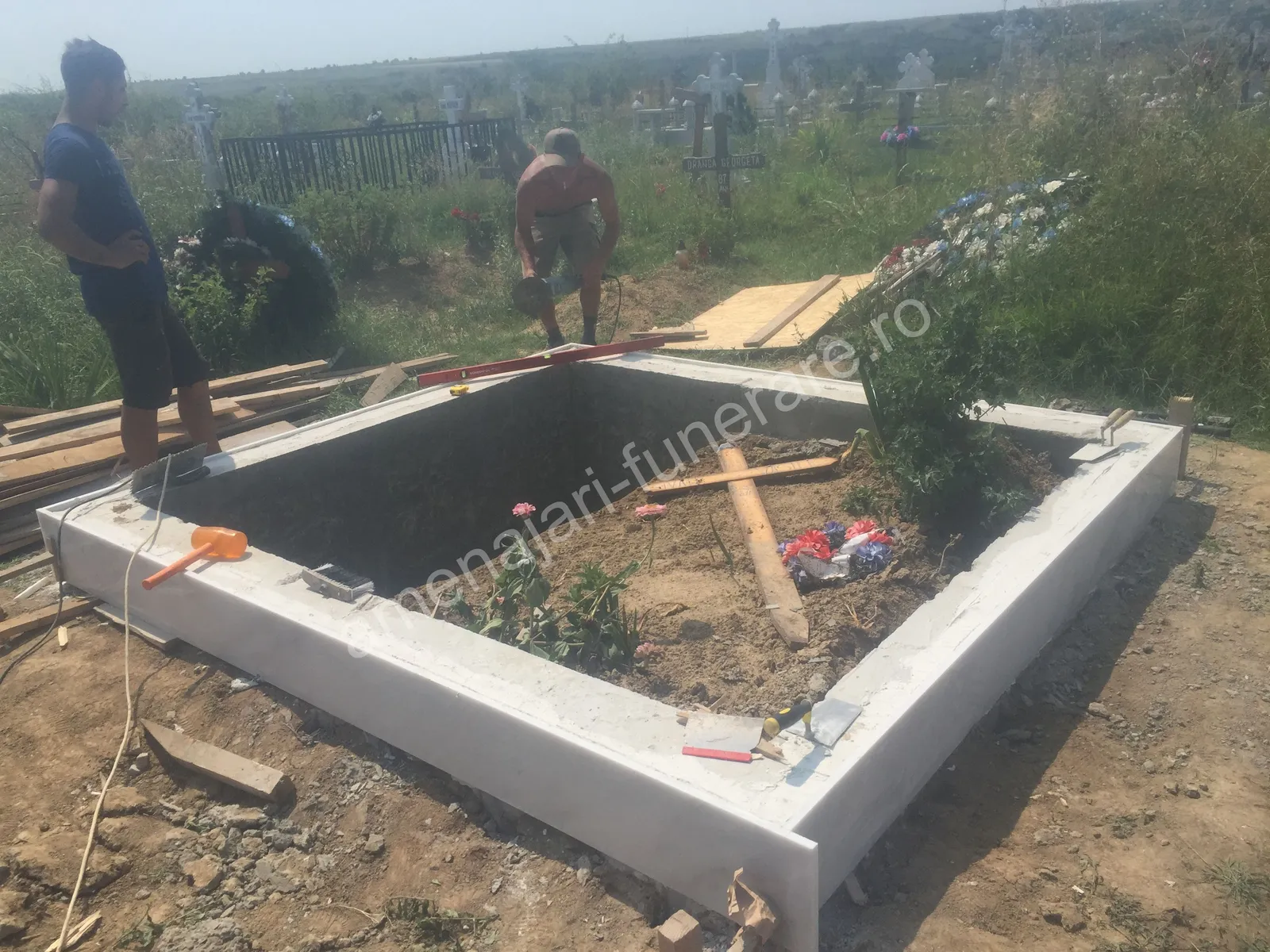 Cavou cu pereți și acoperiș - executat în marmură la amenajari-funerare.ro