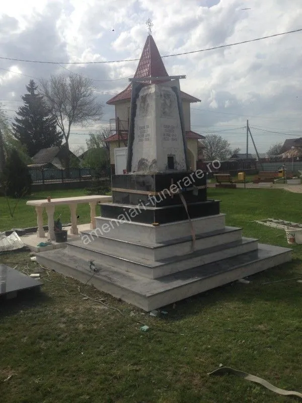 Cavou cu acoperiș piramidal - executat în granit la amenajari-funerare.ro