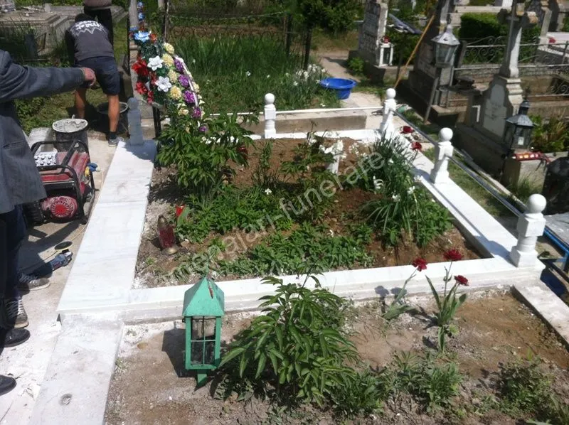 Cadru simplu pentru mormânt - executat în marmură la amenajari-funerare.ro