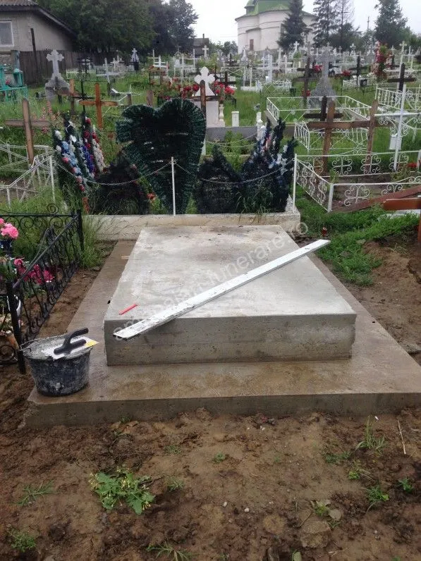 Cadru simplu pentru mormânt - executat în marmură și granit la amenajari-funerare.ro