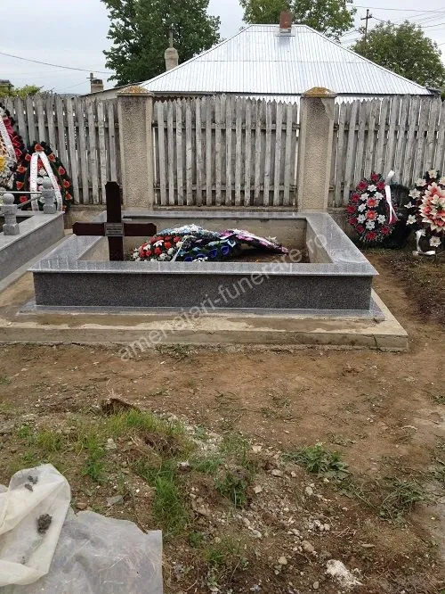 Cavou cu acoperiș plat și cruce - executat în granit la amenajari-funerare.ro