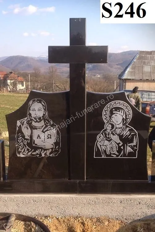 Monument cu cruce și portrete gravate - executat în granit la amenajari-funerare.ro