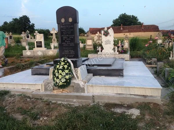 Cavou cu acoperiș plat și placă centrală - executat în marmură și granit la amenajari-funerare.ro