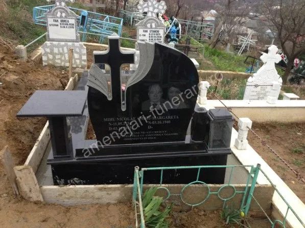 Monument cu cruce și portret laser - executat în granit la amenajari-funerare.ro