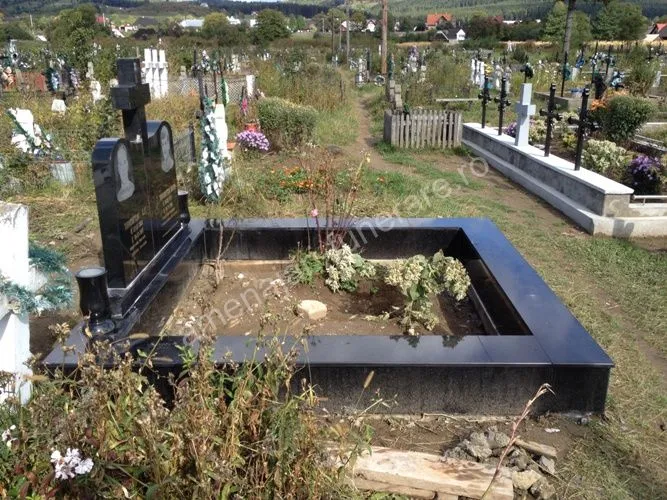 Cavou cu acoperiș plat - executat în granit la amenajari-funerare.ro