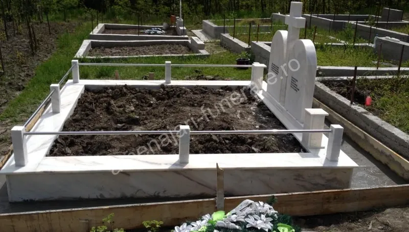 Cavou cu pereți și acoperiș - executat în marmură la amenajari-funerare.ro