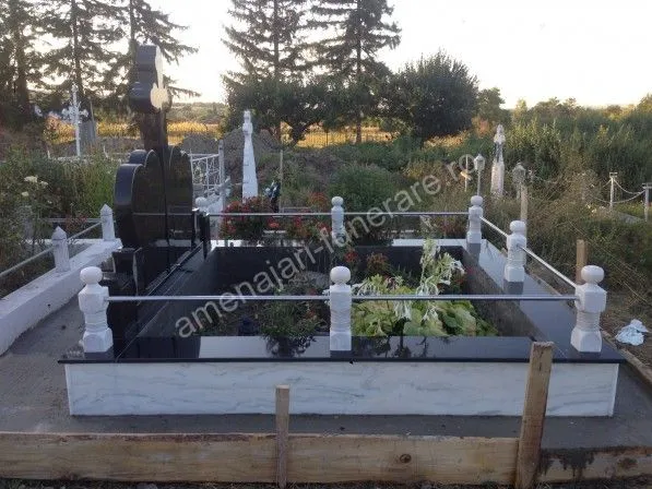 Cavou cu pereți și acoperiș - executat în marmură și granit la amenajari-funerare.ro