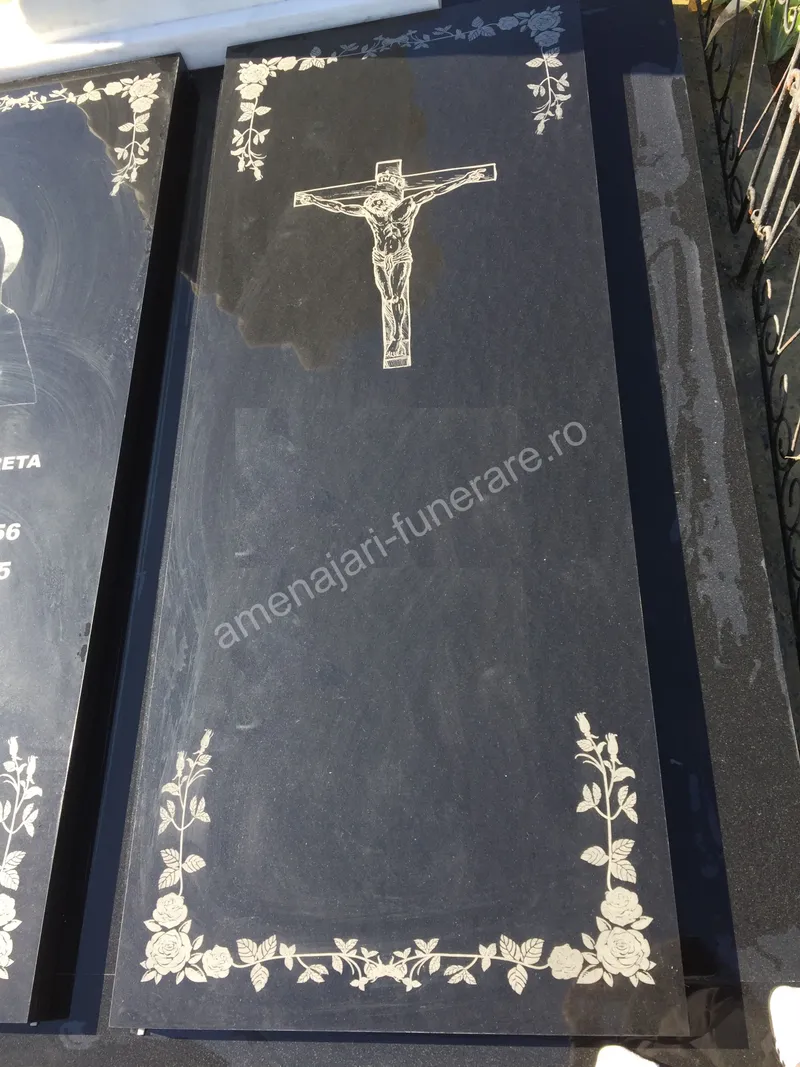 Monument cu cruce și flori gravate - executat în granit la amenajari-funerare.ro