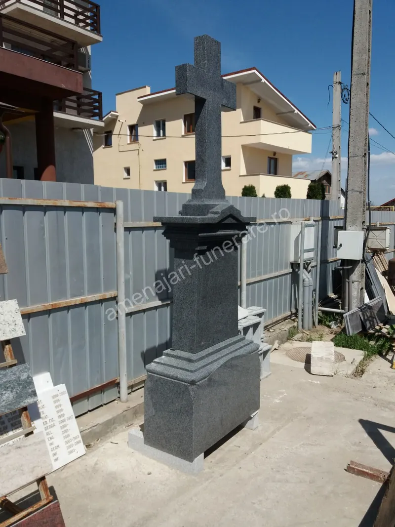 Monument cu cruce verticală din granit negru - executat în granit la amenajari-funerare.ro