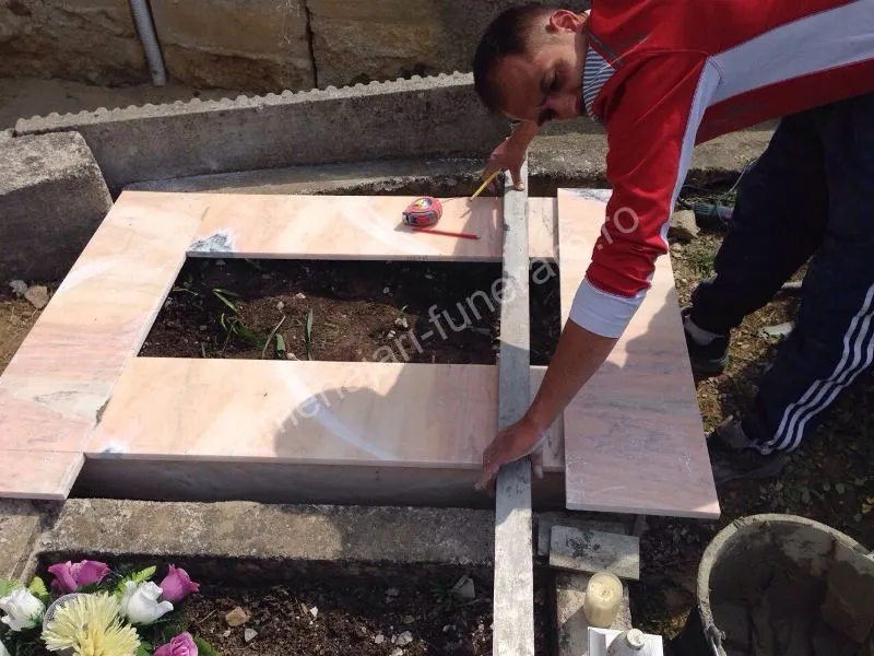 Cadru simplu pentru mormânt - executat în marmură la amenajari-funerare.ro