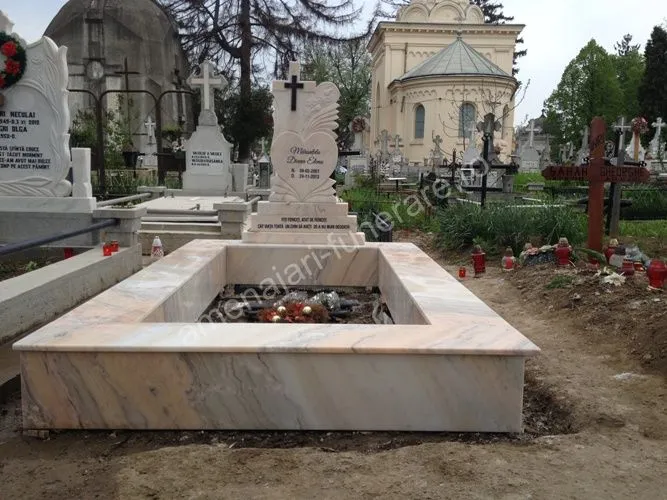 Cavou cu margini rotunjite - executat în marmură la amenajari-funerare.ro