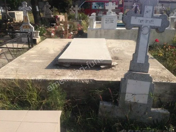 Cavou simplu cu acoperiș plat - executat în marmură și granit la amenajari-funerare.ro