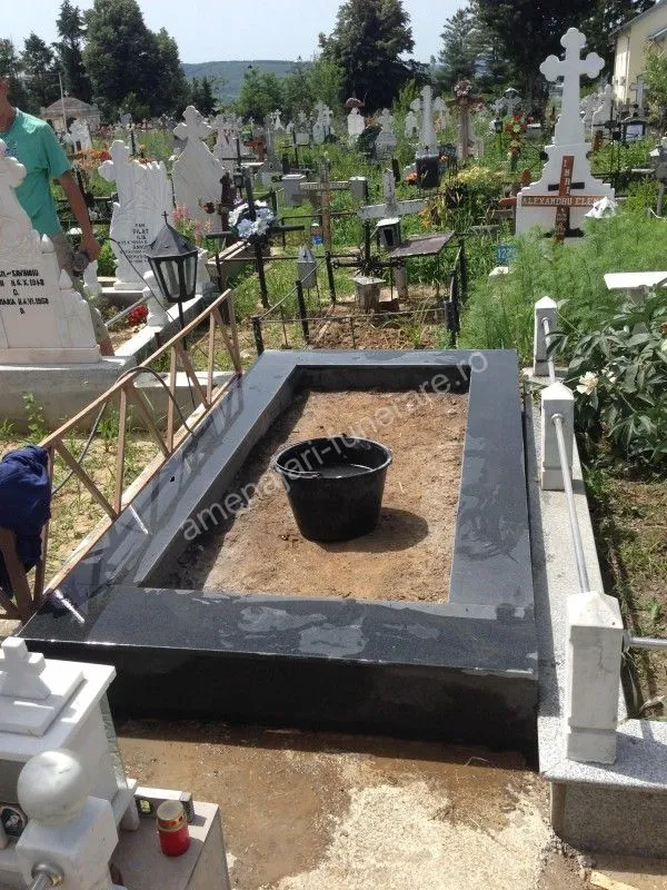 Cavou cu margini drepte din granit negru - executat în granit la amenajari-funerare.ro