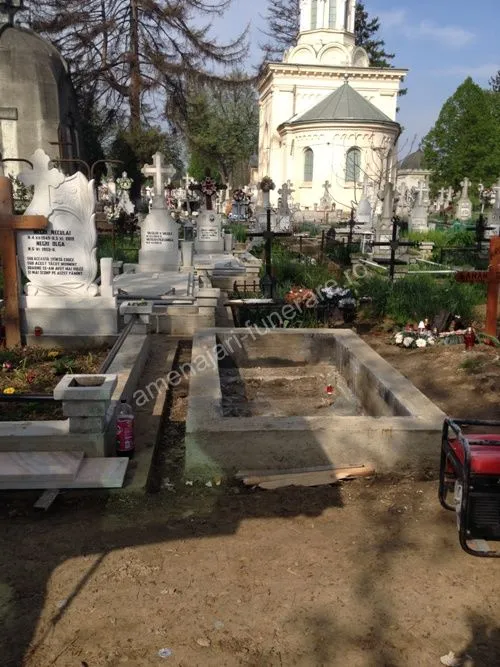 Cavou în construcție cu pereți - executat în marmură și granit la amenajari-funerare.ro