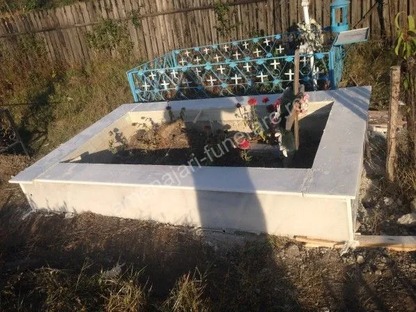 Cavou cu acoperiș plat - executat în marmură și granit la amenajari-funerare.ro