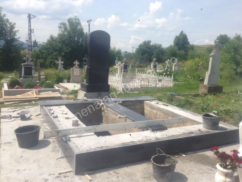 Cavou cu pereți și acoperiș dreptunghiular - executat în granit la amenajari-funerare.ro