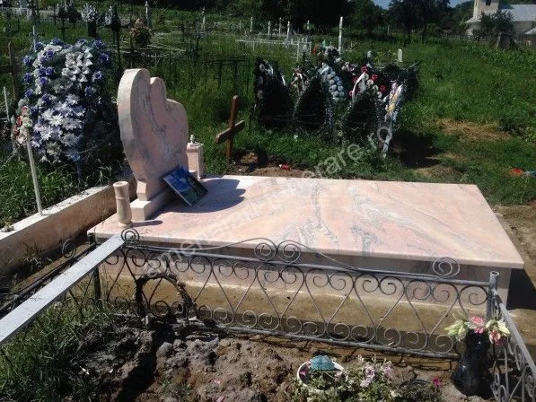 Cadru cu placă centrală din marmură roz - executat în marmură la amenajari-funerare.ro