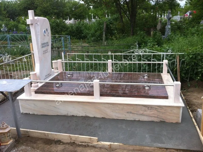 Cavou cu acoperiș plat și bordură - executat în marmură și granit la amenajari-funerare.ro