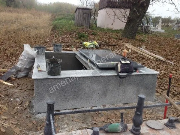 Cavou cu pereți și acoperiș plan - executat în granit la amenajari-funerare.ro
