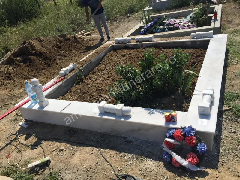 Cadru simplu cu bordură rotundă - executat în marmură la amenajari-funerare.ro