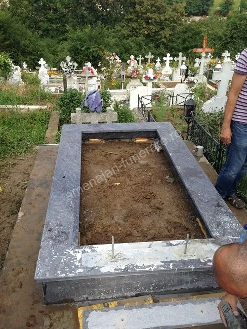 Cadru simplu pentru mormânt - executat în granit la amenajari-funerare.ro