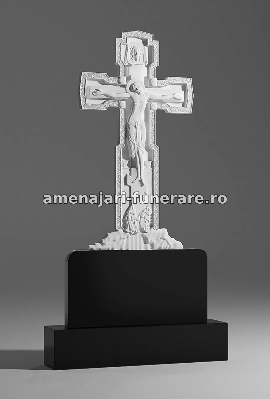 Cruce cu sculptură detaliată și soclu negru - model 057, marmură și granit la amenajari-funerare.ro