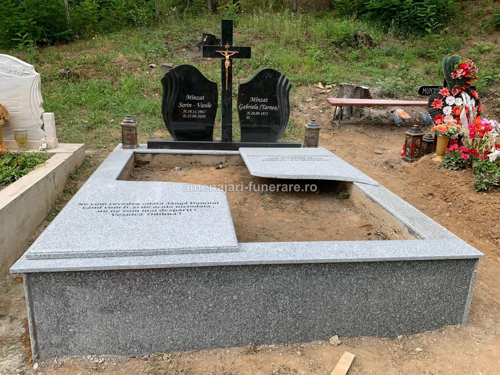 Trei variante de amenajare loc de veci: bordură granit Bahama Blue, placare integrală marmură Carrara, cavou granit Negru Galaxy