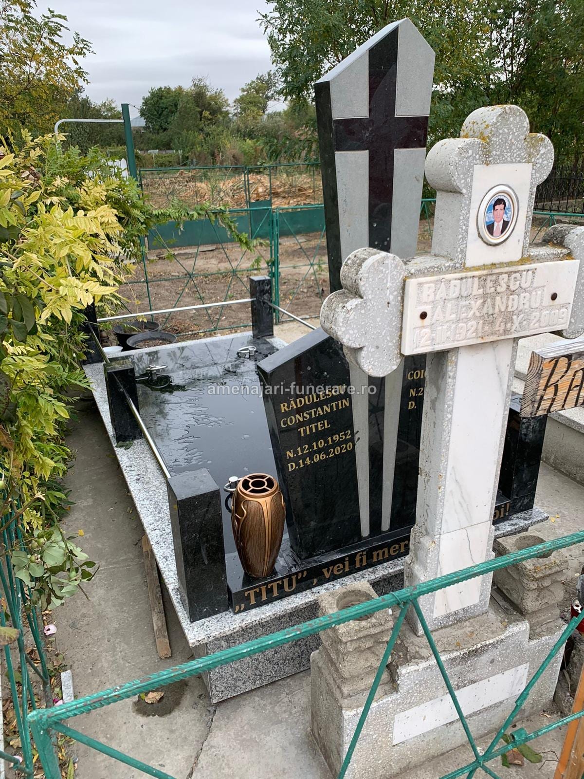 Exemplu loc de veci finalizat cu monument granit și placare integrală